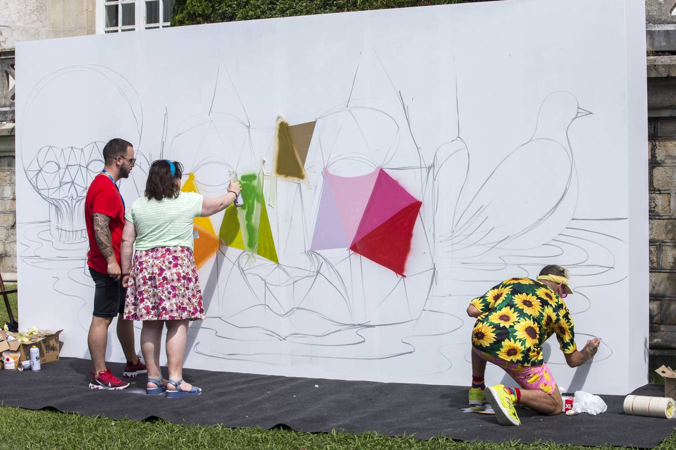 El artista, sus alumnos de la UIMP y la alcaldesa Gema Igual arman un mural en La Magdalena que se exhibirá hasta septiembre