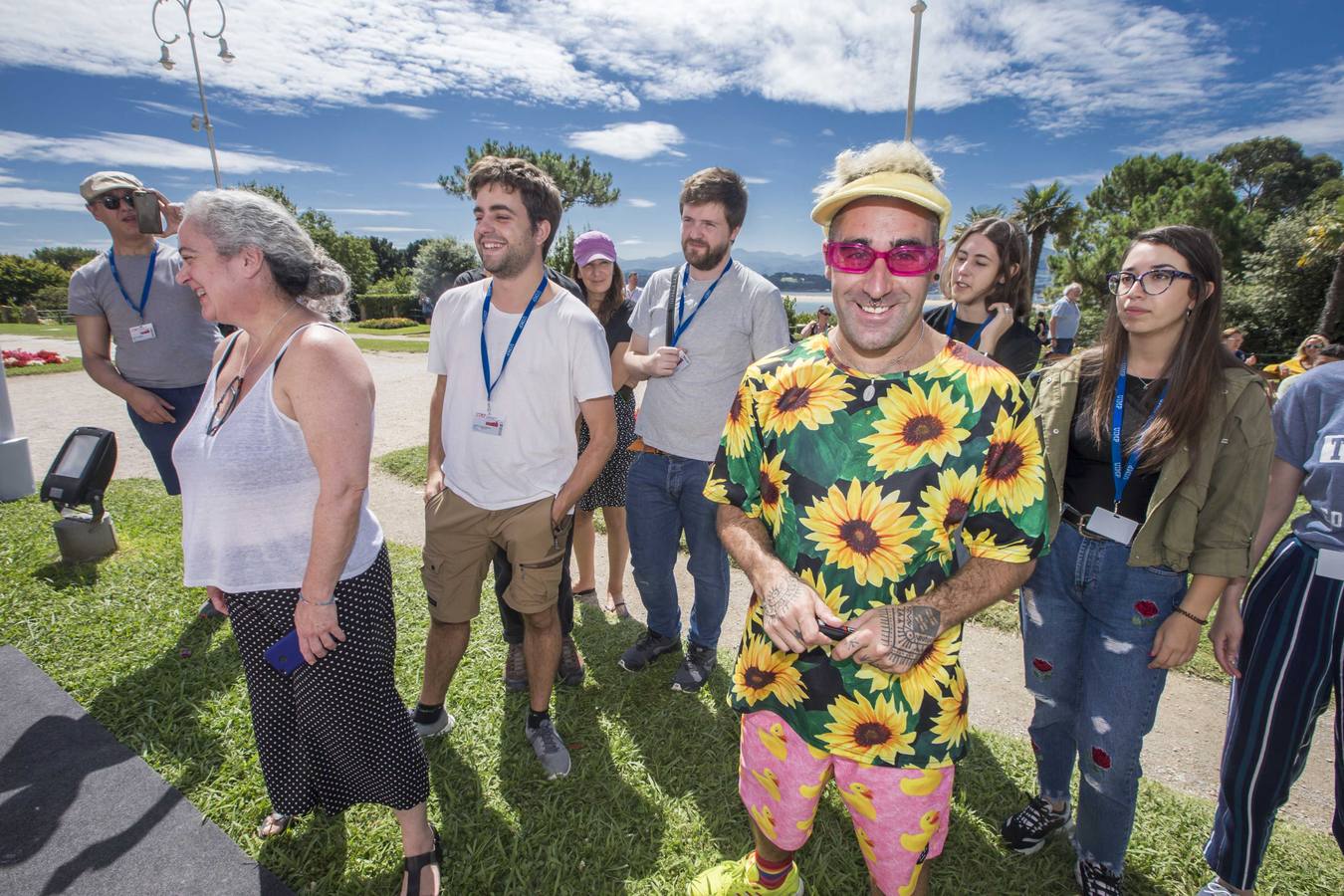 El artista, sus alumnos de la UIMP y la alcaldesa Gema Igual arman un mural en La Magdalena que se exhibirá hasta septiembre