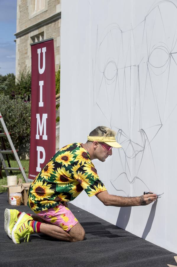 El artista, sus alumnos de la UIMP y la alcaldesa Gema Igual arman un mural en La Magdalena que se exhibirá hasta septiembre