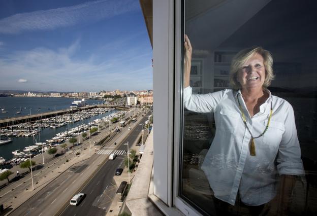 Celina Pérez, en su casa de Santander, con vistas a la bahía, donde pasa largas temporadas.