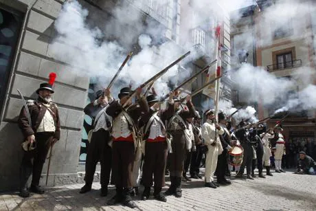 Imagen - Recreacionistas vestidos con uniformes de época representan por las calles de Oviedo el levantamiento de las tropas asturianas contra Napoleón en 1808. / Mario Rojas
