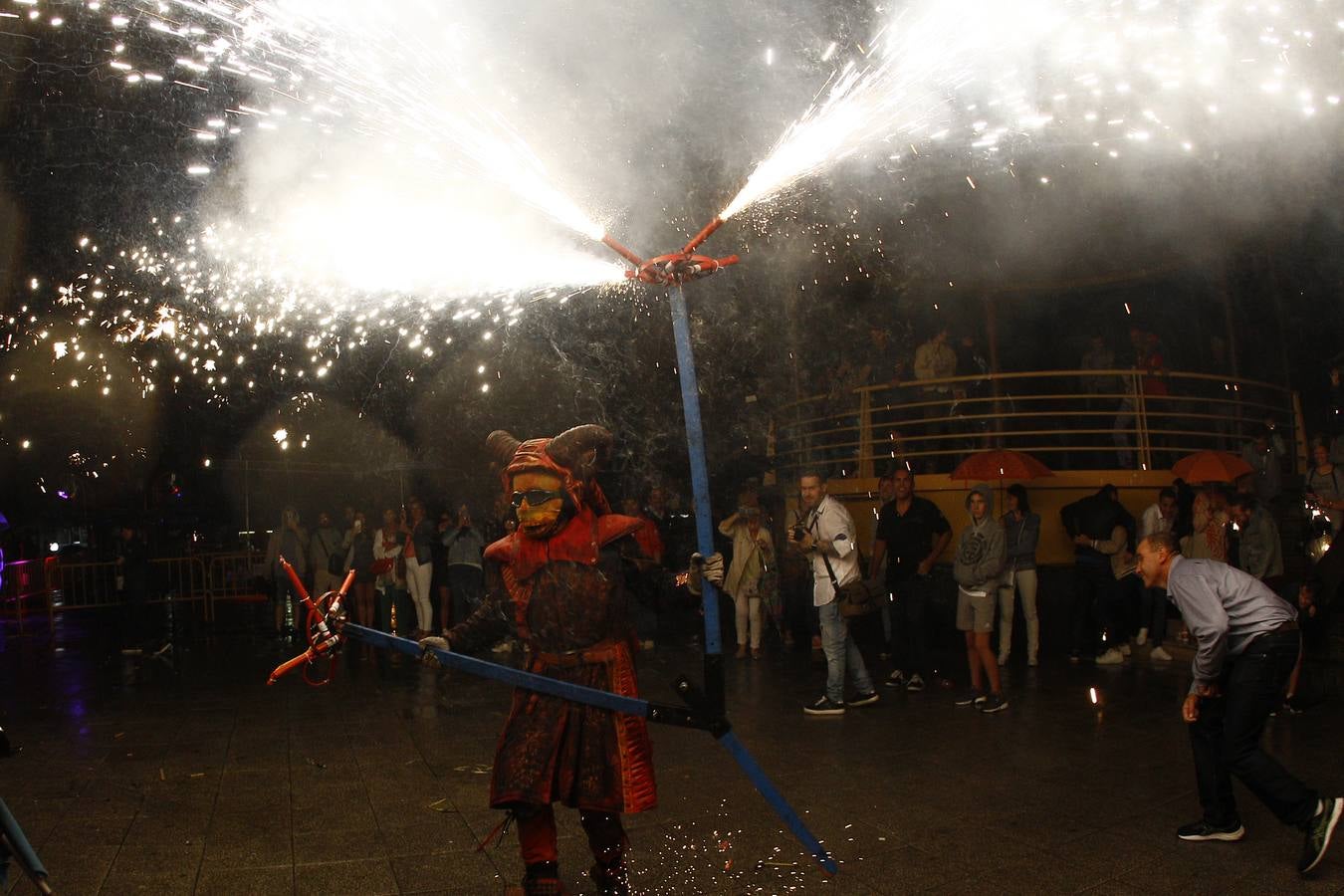 Fotos: Los fuegos bajan del cielo al suelo en Torrelavega