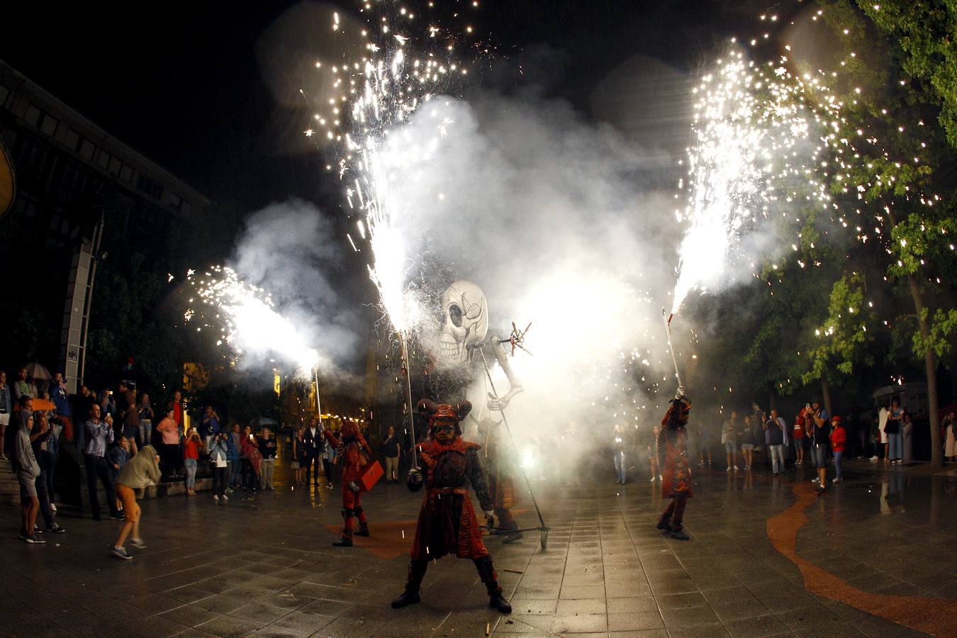 Fotos: Los fuegos bajan del cielo al suelo en Torrelavega