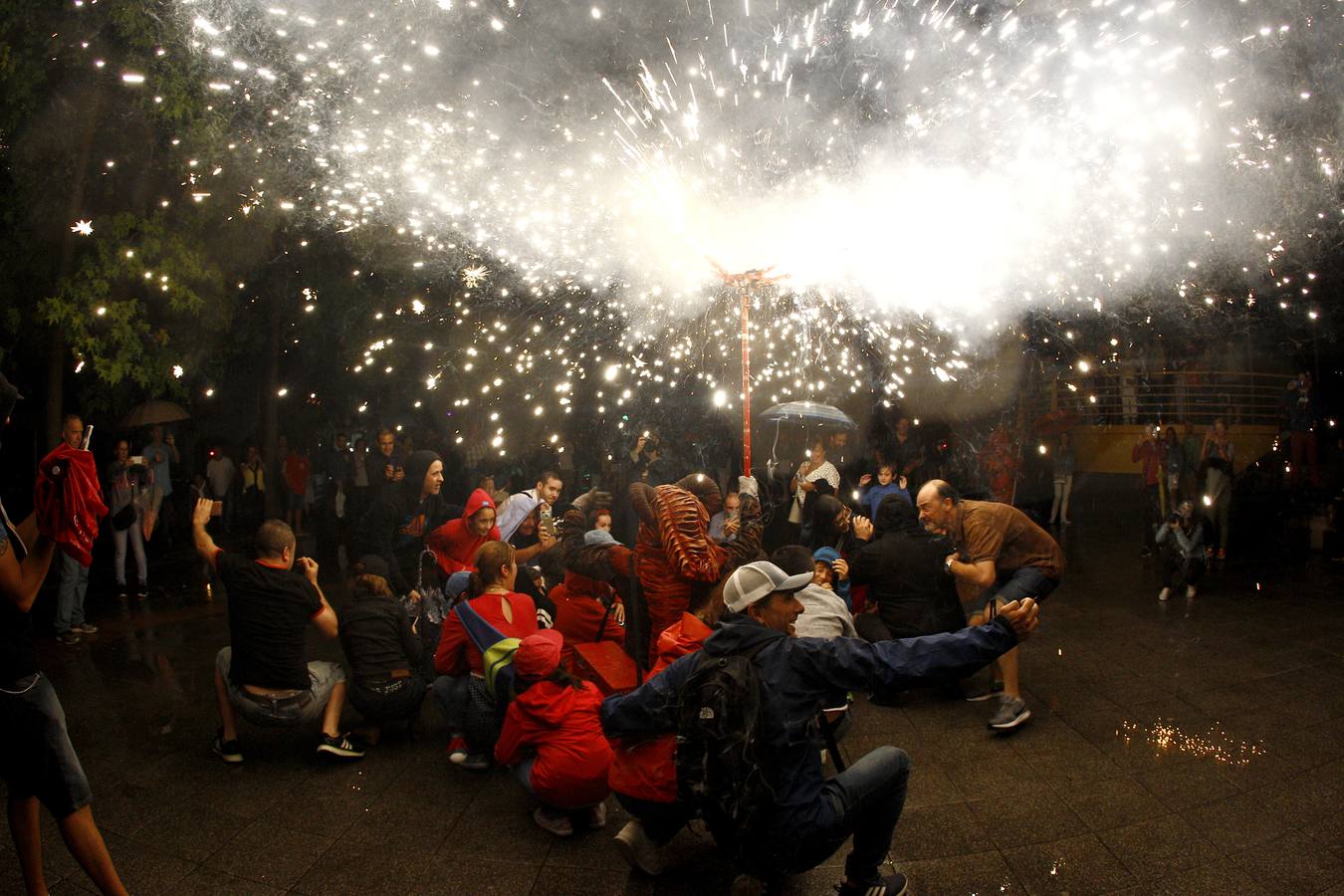 Fotos: Los fuegos bajan del cielo al suelo en Torrelavega