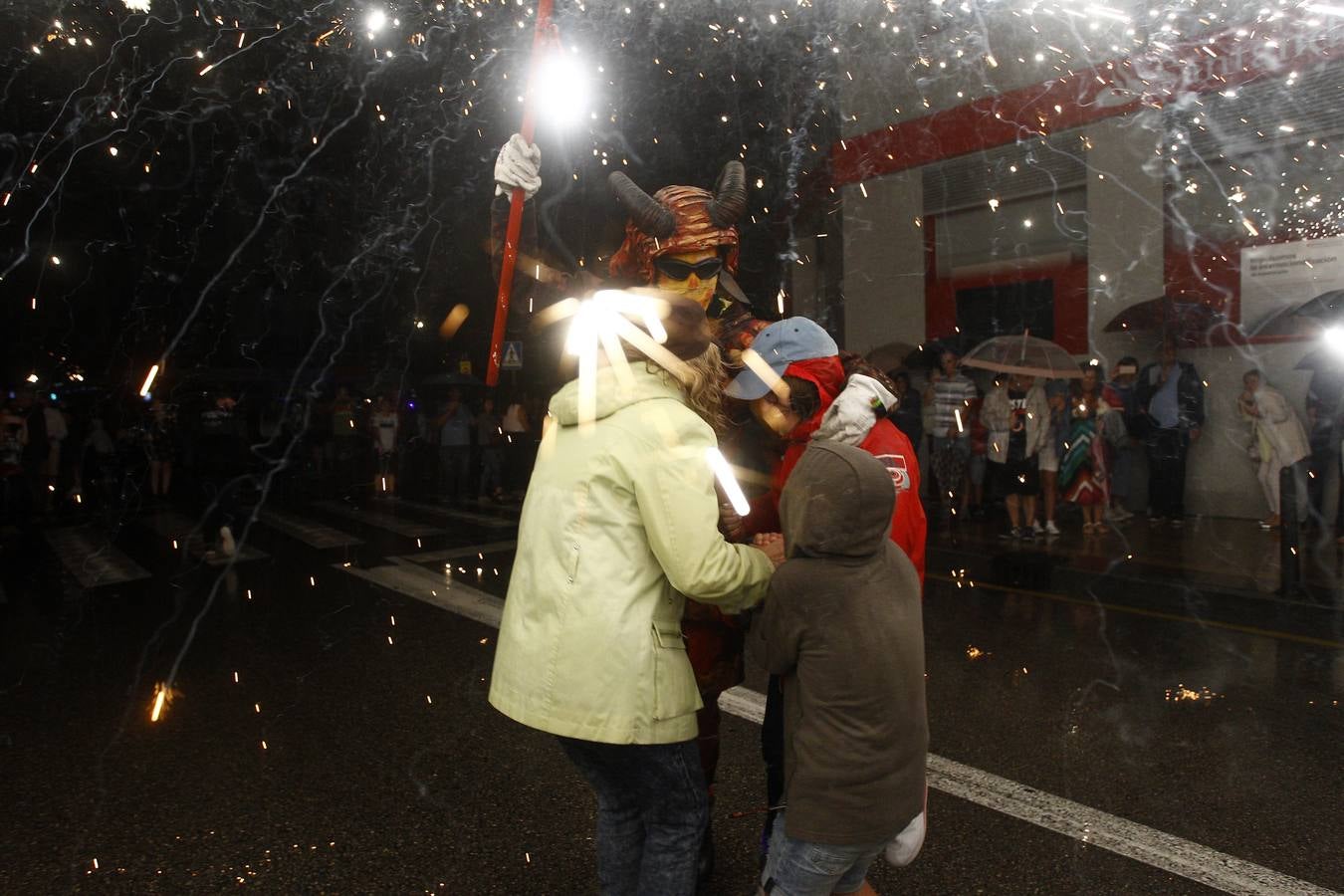Fotos: Los fuegos bajan del cielo al suelo en Torrelavega