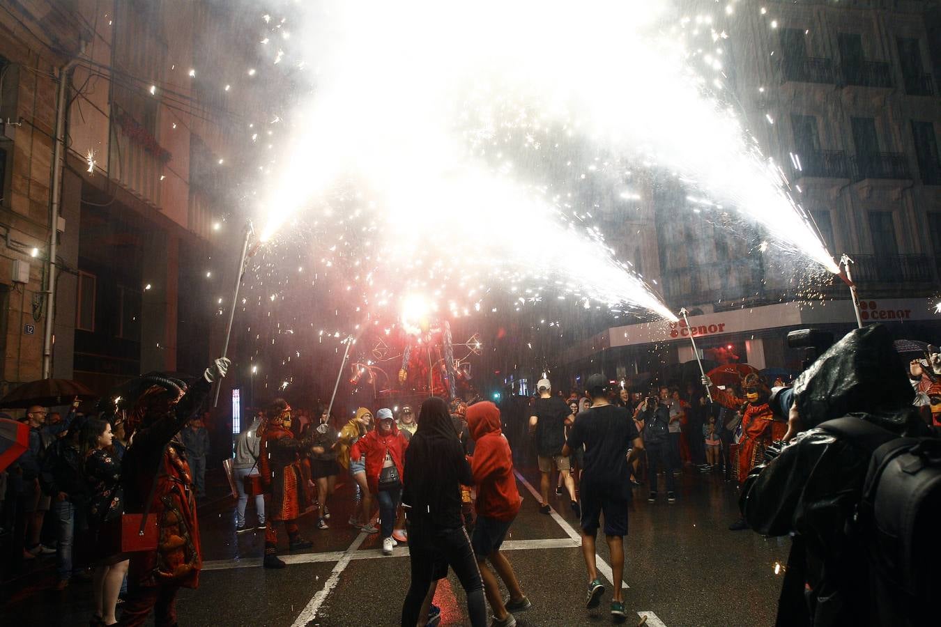 Fotos: Los fuegos bajan del cielo al suelo en Torrelavega