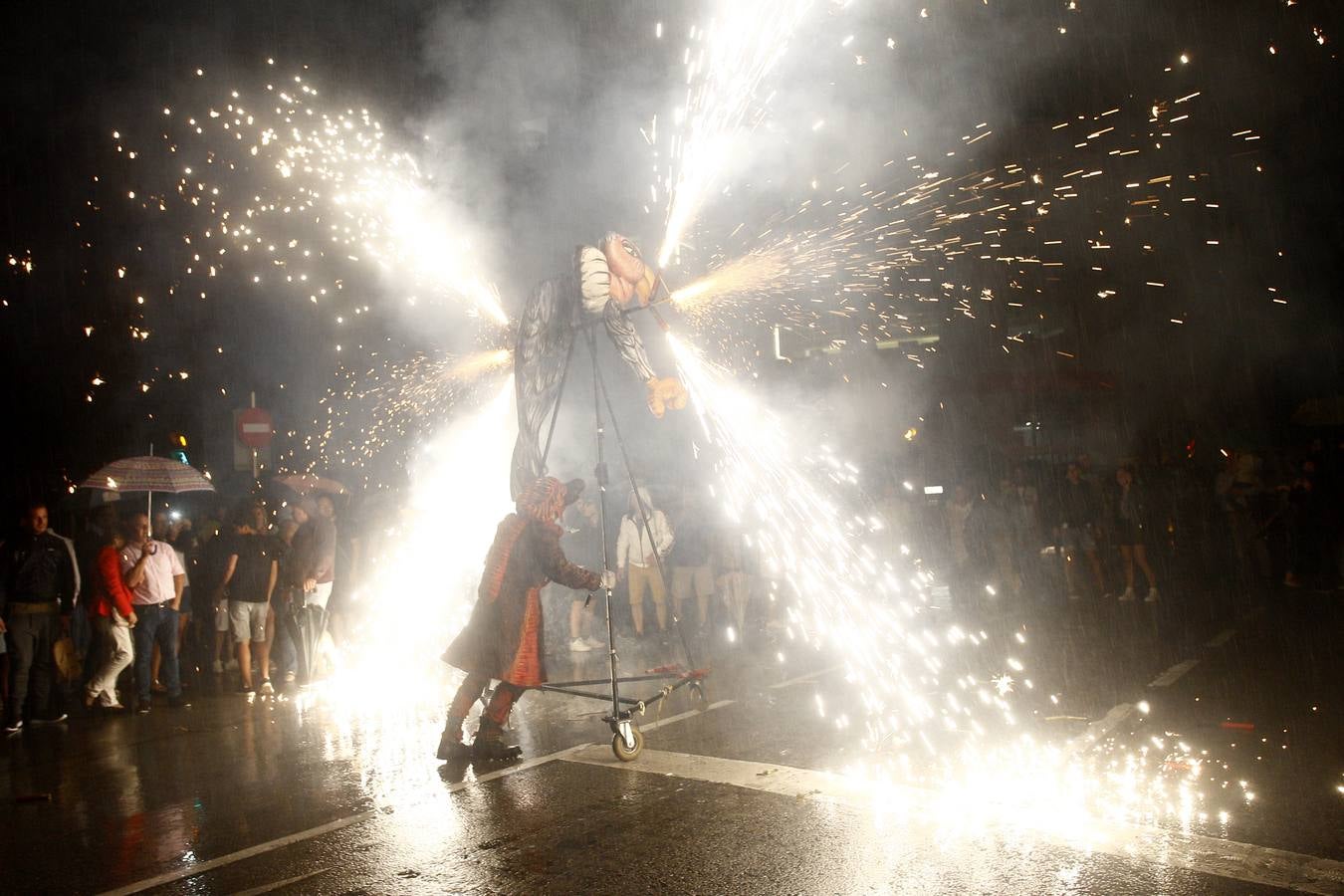 Fotos: Los fuegos bajan del cielo al suelo en Torrelavega
