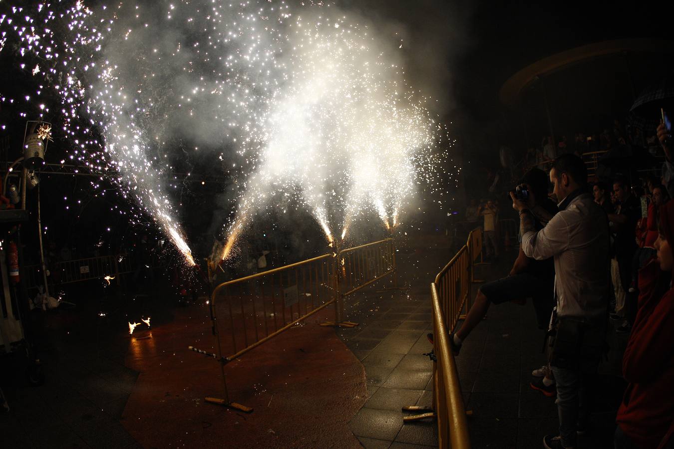 Fotos: Los fuegos bajan del cielo al suelo en Torrelavega