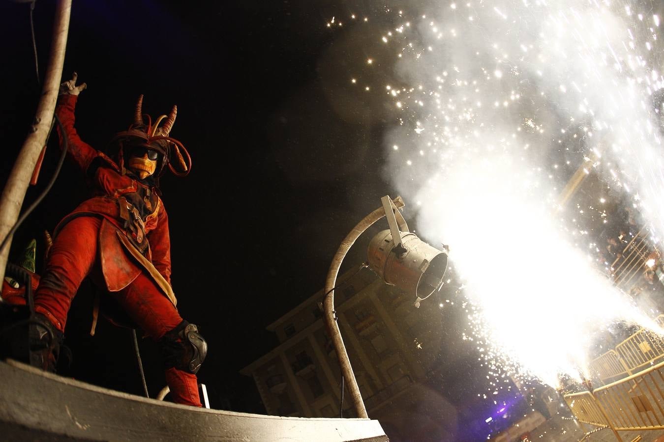Fotos: Los fuegos bajan del cielo al suelo en Torrelavega