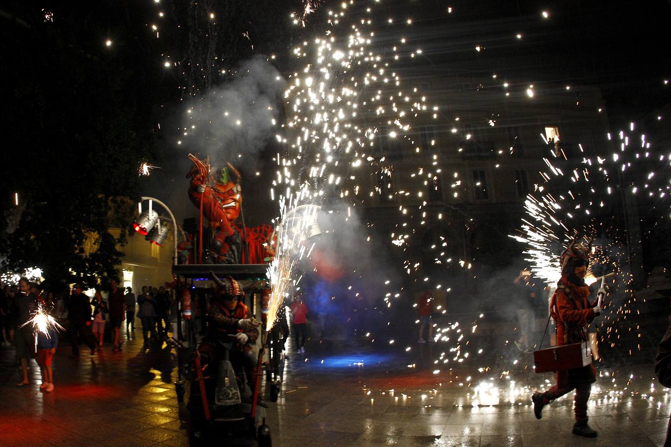 Fotos: Los fuegos bajan del cielo al suelo en Torrelavega