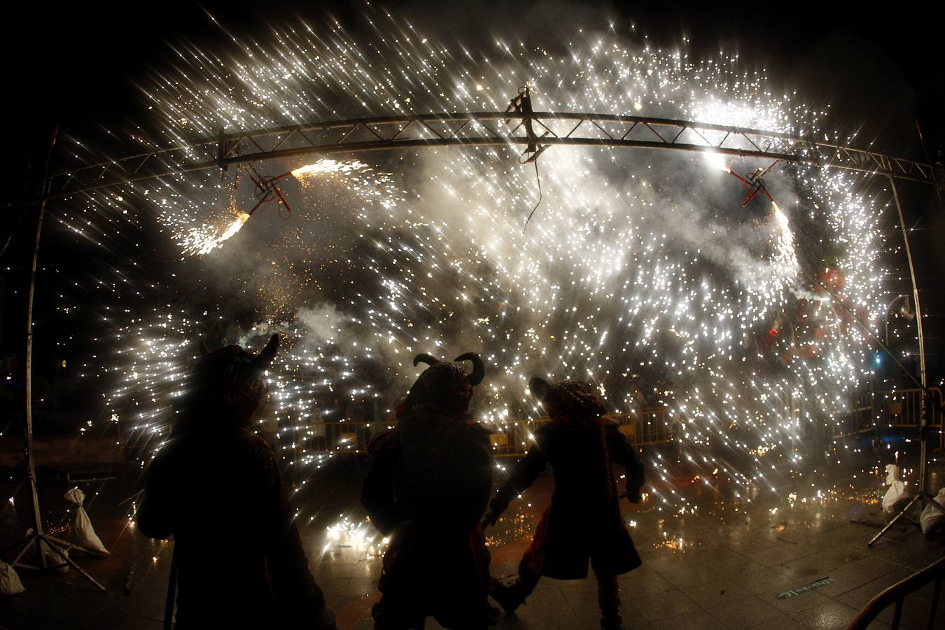 Fotos: Los fuegos bajan del cielo al suelo en Torrelavega