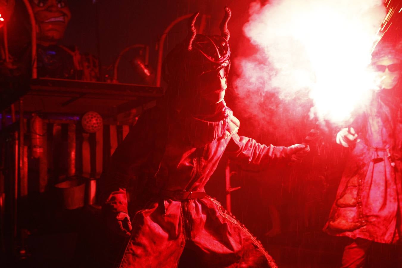 Fotos: Los fuegos bajan del cielo al suelo en Torrelavega