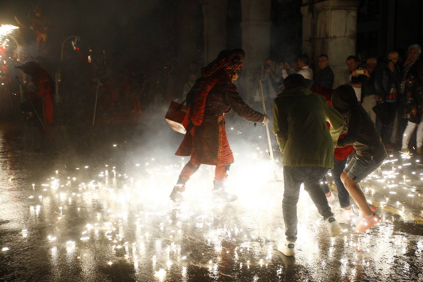 Fotos: Los fuegos bajan del cielo al suelo en Torrelavega
