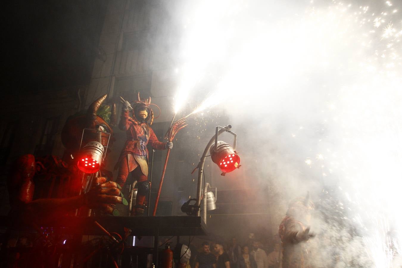 Fotos: Los fuegos bajan del cielo al suelo en Torrelavega