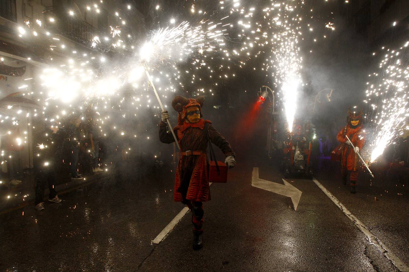 Fotos: Los fuegos bajan del cielo al suelo en Torrelavega