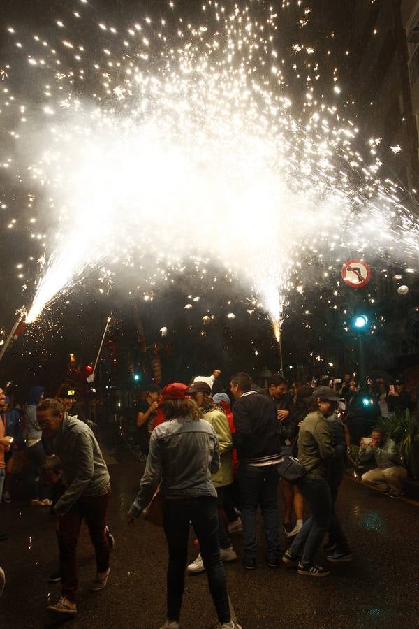 Fotos: Los fuegos bajan del cielo al suelo en Torrelavega