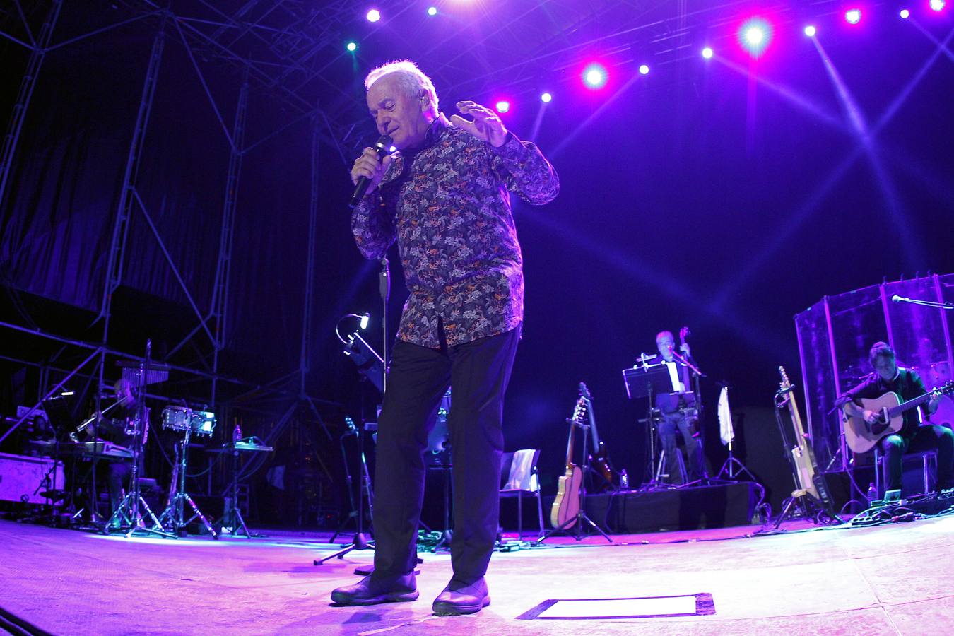 Víctor Manuel, durante la actuación del jueves en Torrelavega.