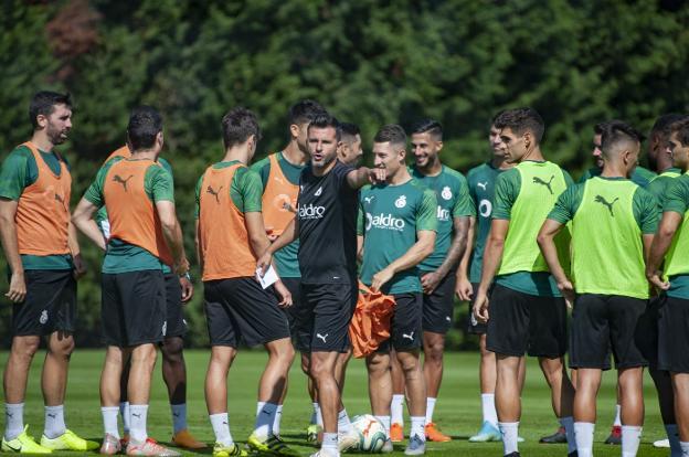 Iván Ania da instrucciones a sus jugadores en una sesión de entrenamiento. El asturiano se estrenará como entrenador de Segunda División. 