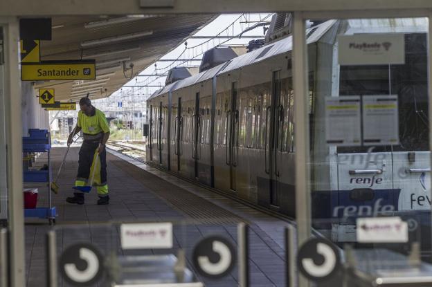 Un trabajador realiza labores de limpieza en la estación de Santander. 