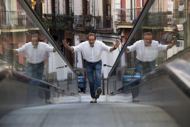 Juan Gea, en las escaleras del Río de la Pila de Santander, estará hoy y mañana en el teatro Casyc con 'Por los pelos'.