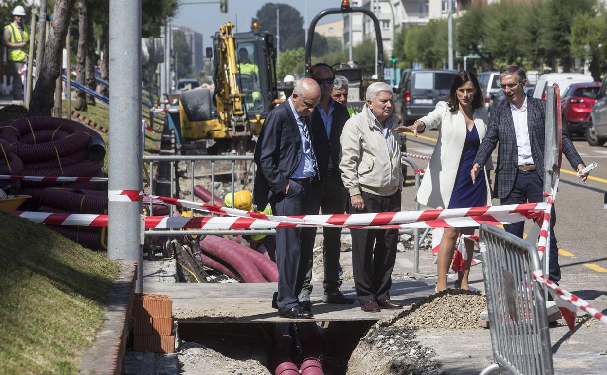 Imagen de archivo de Igual con César Díaz revisando unas obras en la ciudad 