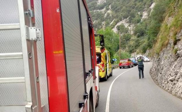 Dispositivo en el Desfiladero de La Hermida para rescatar al motorista.