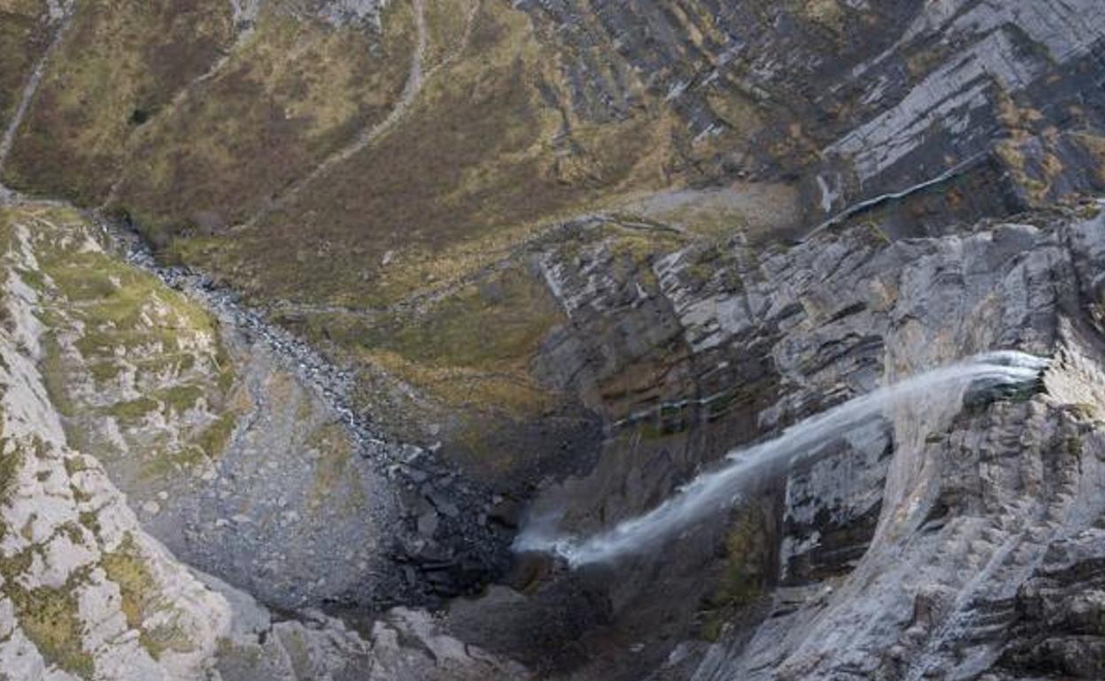 Espectacular cascada del Salto del Nervión, en el Monte Santiago, a vista de pájaro.