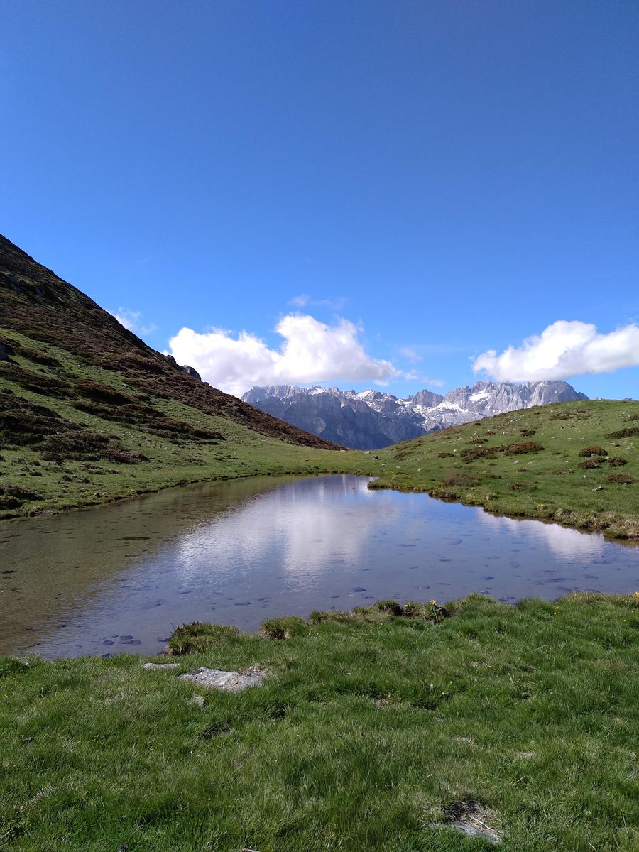 El pozo Llau y al fondo los Picos de Europa