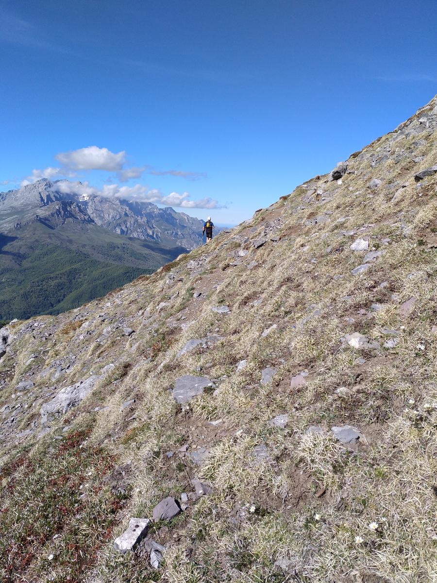 El pozo Llau y al fondo los Picos de Europa