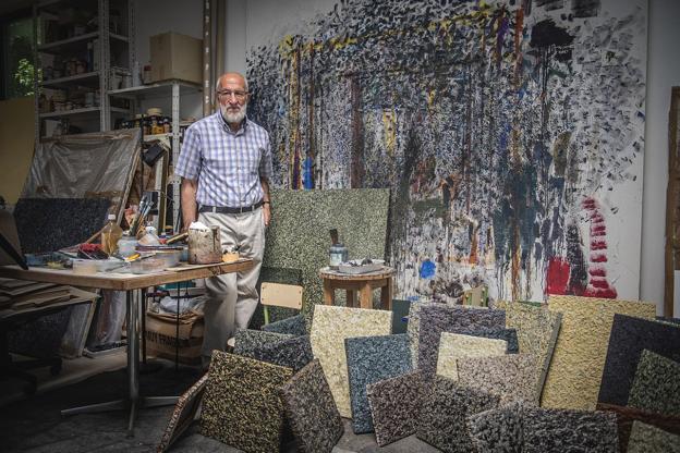 Juan Manuel Puente, en su estudio de Miengo, rodeado de algunas de sus obras. 