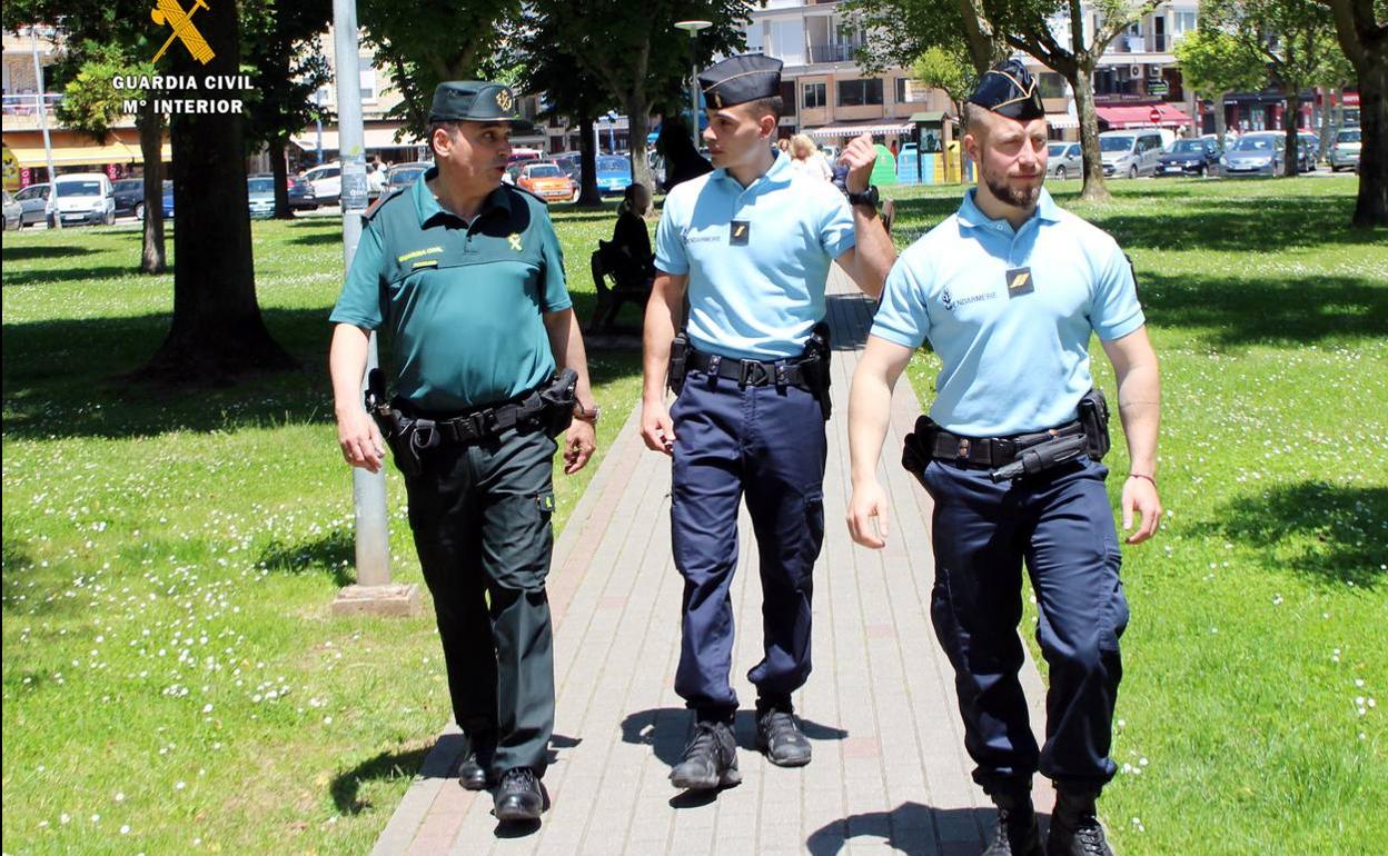 Patrulla mixta entre Guardia Civil y Gendarmería Francesa en la vigilancia del Camino del Norte en la zona oriental de Cantabria.