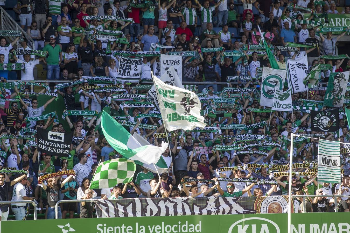 El Racing no ejecuta a un Málaga moribundo y cae derrotado con un gol en el minuto 84 