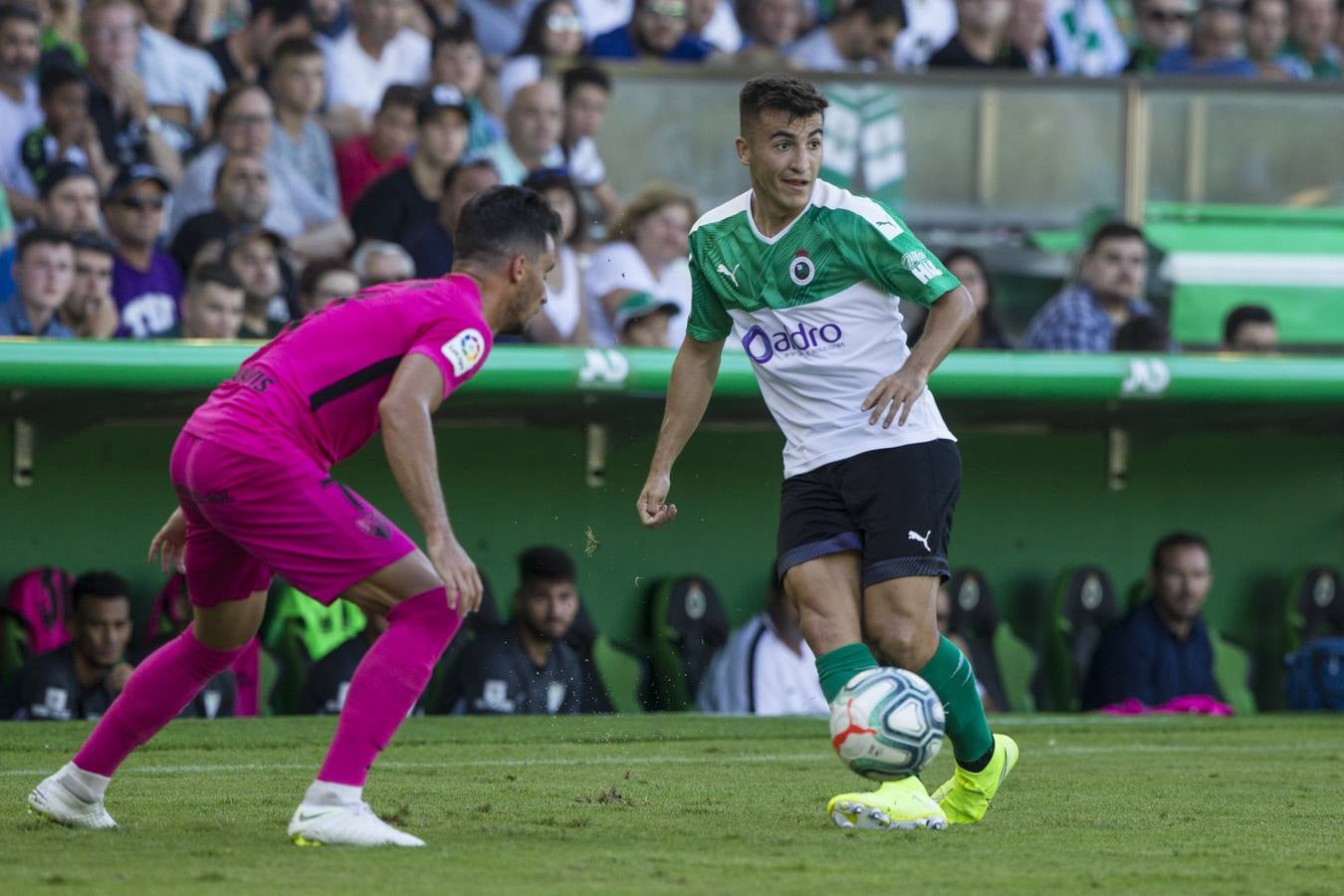 El Racing no ejecuta a un Málaga moribundo y cae derrotado con un gol en el minuto 84 