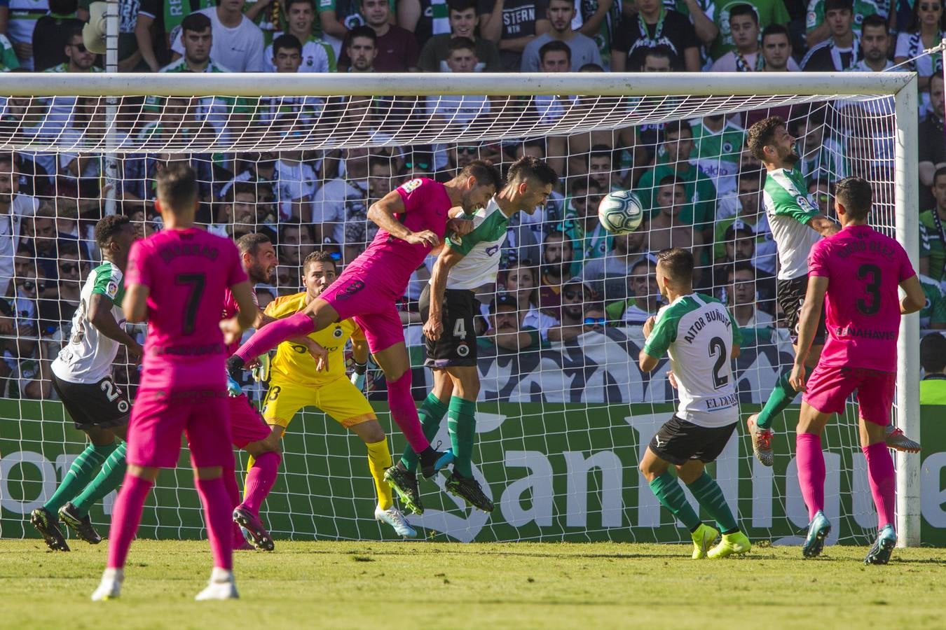 El Racing no ejecuta a un Málaga moribundo y cae derrotado con un gol en el minuto 84 