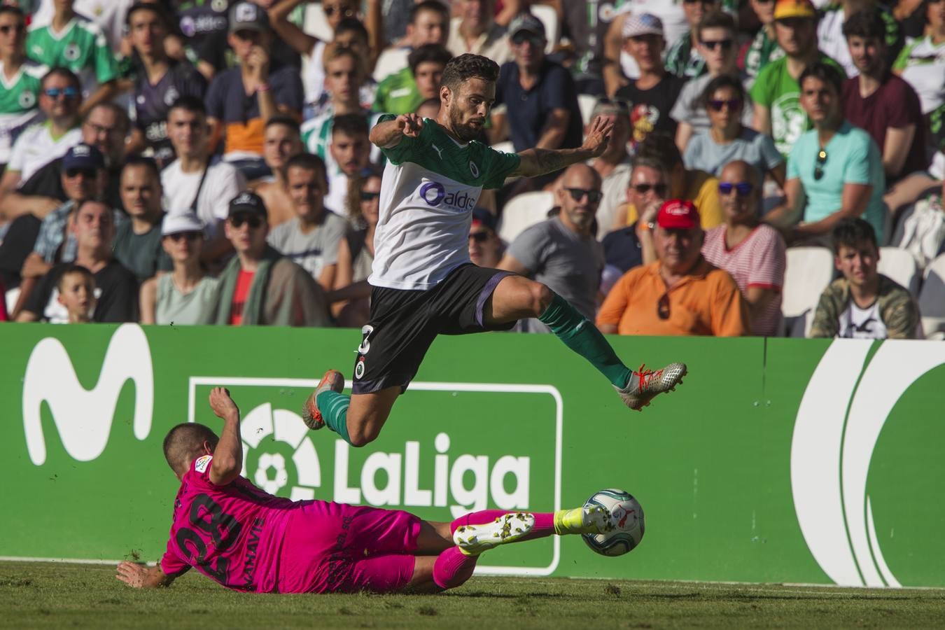 El Racing no ejecuta a un Málaga moribundo y cae derrotado con un gol en el minuto 84 