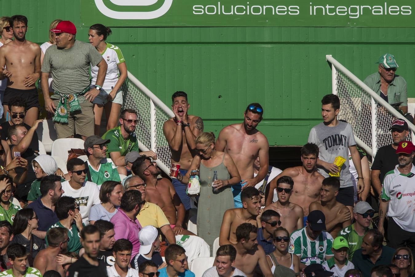 El Racing no ejecuta a un Málaga moribundo y cae derrotado con un gol en el minuto 84 