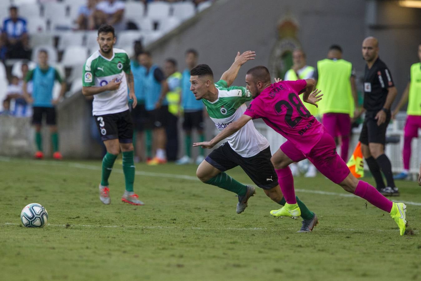 El Racing no ejecuta a un Málaga moribundo y cae derrotado con un gol en el minuto 84 