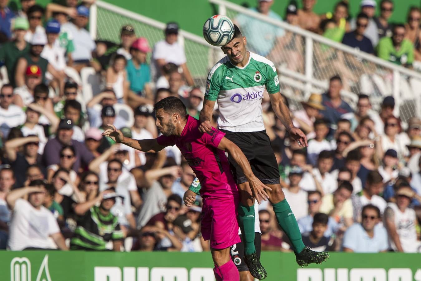 El Racing no ejecuta a un Málaga moribundo y cae derrotado con un gol en el minuto 84 