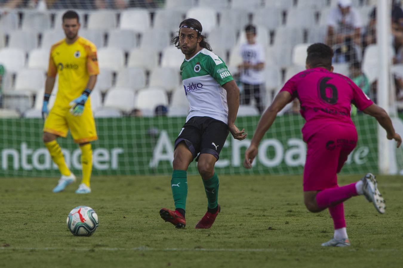 El Racing no ejecuta a un Málaga moribundo y cae derrotado con un gol en el minuto 84 