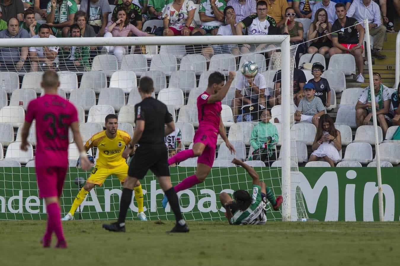 El Racing no ejecuta a un Málaga moribundo y cae derrotado con un gol en el minuto 84 