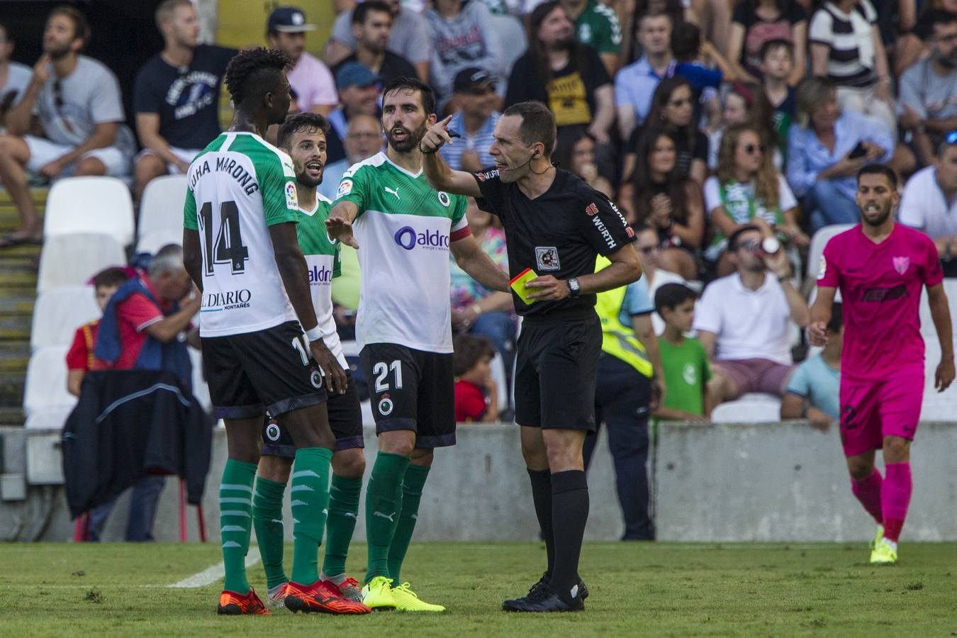 El Racing no ejecuta a un Málaga moribundo y cae derrotado con un gol en el minuto 84 