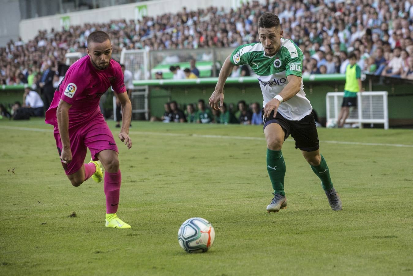 El Racing no ejecuta a un Málaga moribundo y cae derrotado con un gol en el minuto 84 