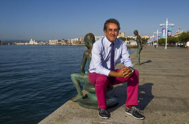 Martín, con la bahía y el Puerto de Santander a su espalda.