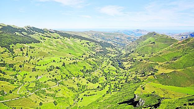 Desde el mirador de Covalruyo se puede observar perfectamente la lengua del antiguo glaciar y, muy al fondo, Santander y su bahía.
