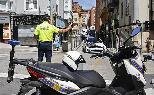 Un agente de movilidad de Santander controla el tráfico.