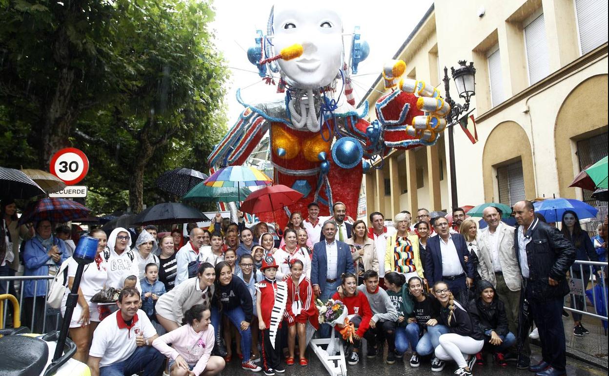 La carroza 'F2 Cíber', de Francis 2, gana la primera Gala Floral sin desfile por la lluvia