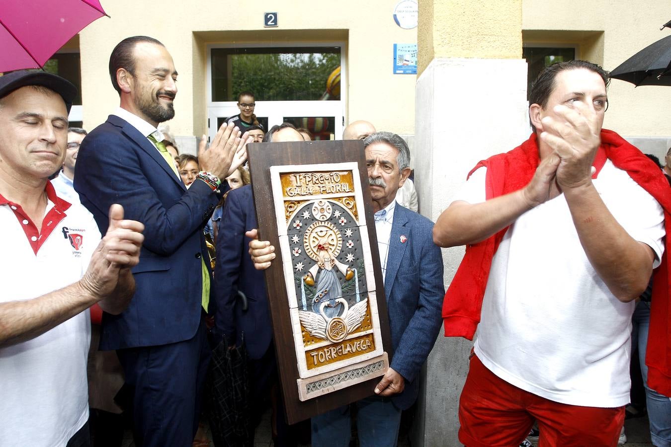 La carroza 'F2 Cíber', de Francis 2, ha ganado el concurso de la Gala Floral de Torrelavega, el emblemátio certamen que sirve como colofón a las fiestas de la Virgen Grande y que por primera vez en la historia no ha tenido desfile.