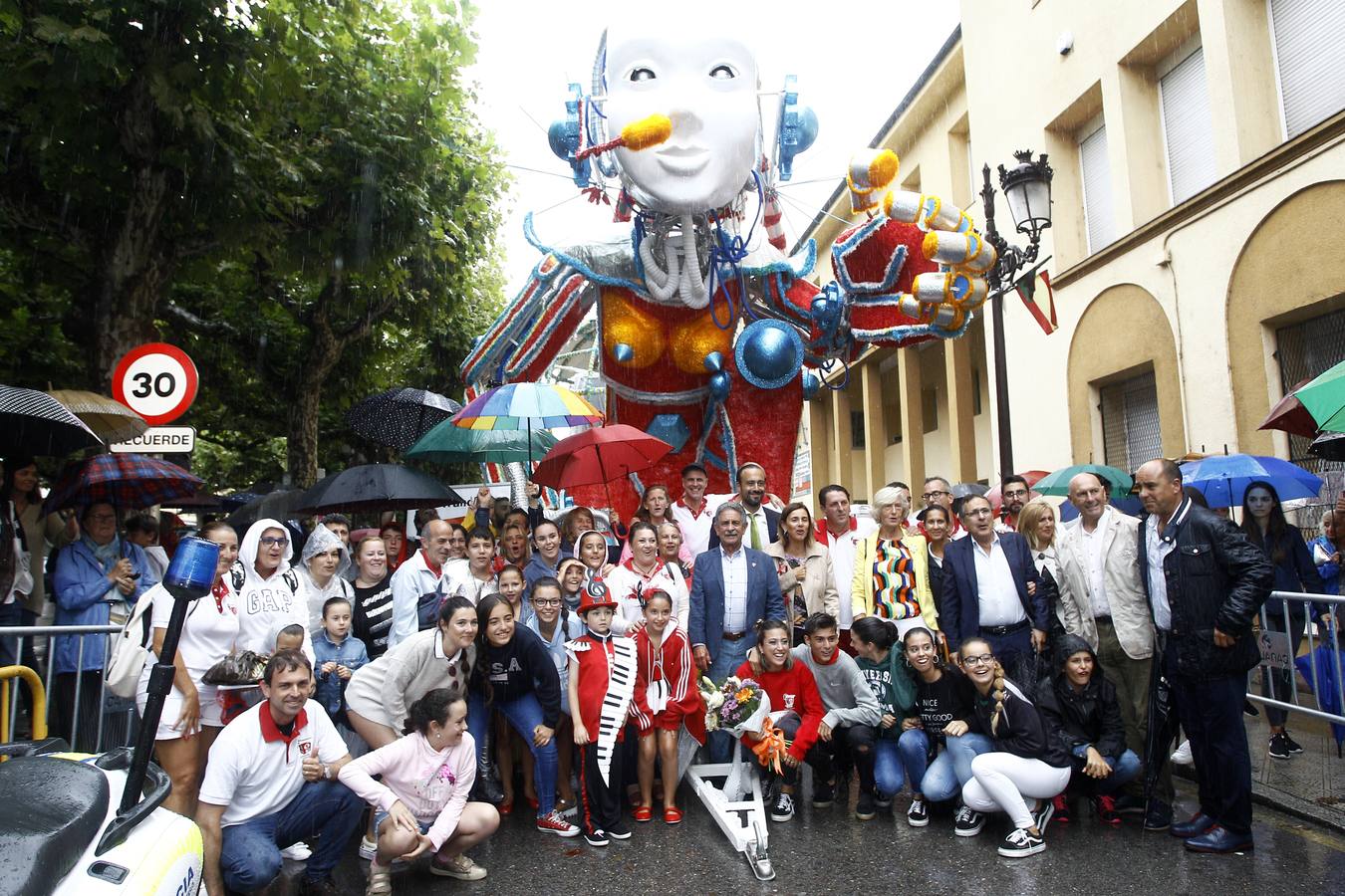 La carroza 'F2 Cíber', de Francis 2, ha ganado el concurso de la Gala Floral de Torrelavega, el emblemátio certamen que sirve como colofón a las fiestas de la Virgen Grande y que por primera vez en la historia no ha tenido desfile.