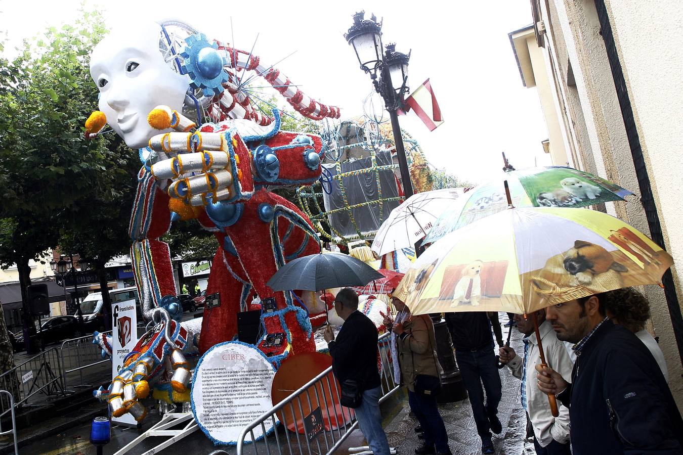 La carroza 'F2 Cíber', de Francis 2, ha ganado el concurso de la Gala Floral de Torrelavega, el emblemátio certamen que sirve como colofón a las fiestas de la Virgen Grande y que por primera vez en la historia no ha tenido desfile.