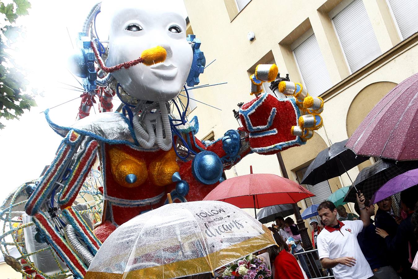 La carroza 'F2 Cíber', de Francis 2, ha ganado el concurso de la Gala Floral de Torrelavega, el emblemátio certamen que sirve como colofón a las fiestas de la Virgen Grande y que por primera vez en la historia no ha tenido desfile.